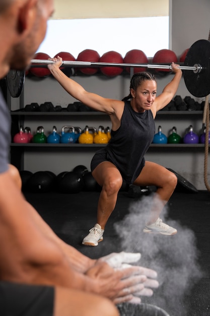 Foto gratuita persona haciendo entrenamiento crossfit