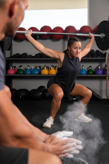 Persona haciendo entrenamiento crossfit