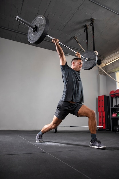 Persona haciendo entrenamiento crossfit