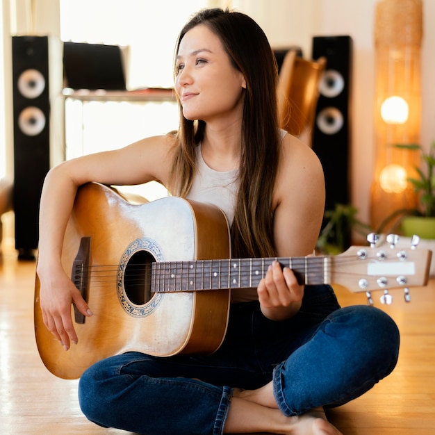 Foto gratuita persona haciendo música en casa