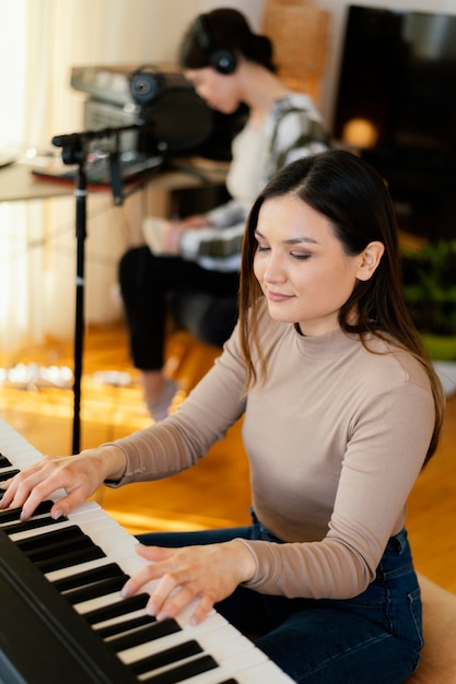 Persona haciendo música en casa