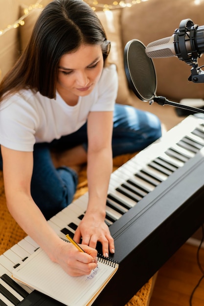 Foto gratuita persona haciendo música en casa