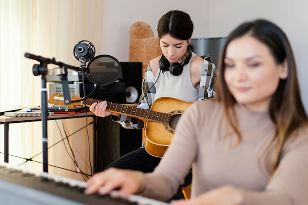 Foto gratuita persona haciendo música en interiores