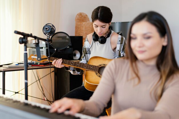 Persona haciendo música en interiores