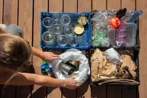 Foto gratuita persona haciendo reciclaje selectivo de basura