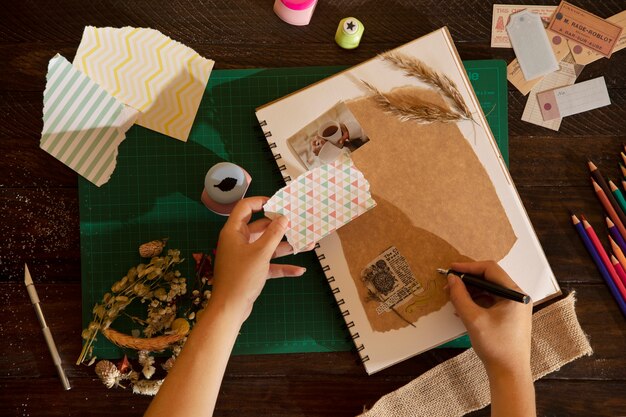 Persona haciendo scrapbooking en casa