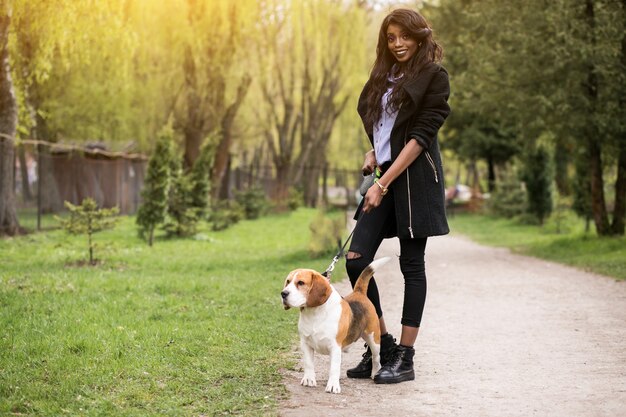 Persona hembra paseo africano perro