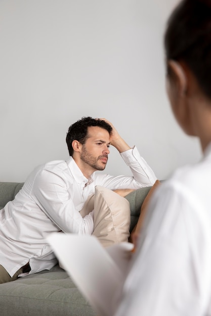 Foto gratuita persona joven con ansiedad hablando con especialista