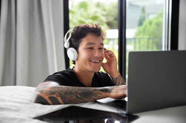 Foto gratuito persona joven relajante escuchando música