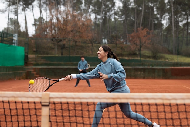 Persona jugando tenis en invierno