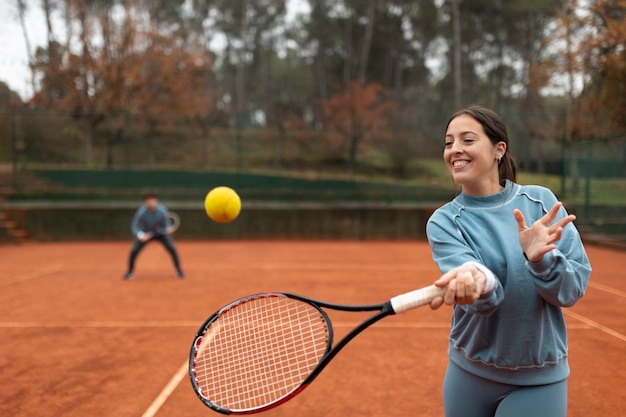 Persona jugando tenis en invierno