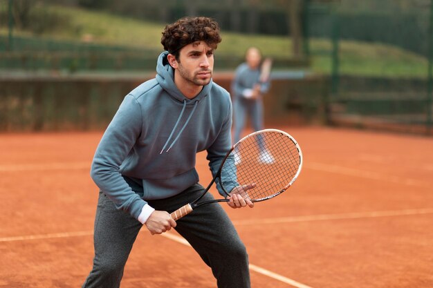 Persona jugando tenis en invierno