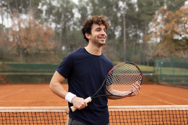 Persona jugando tenis en invierno