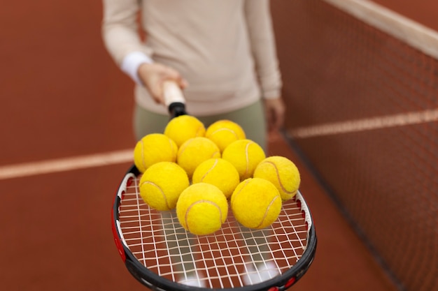 Persona jugando tenis en invierno