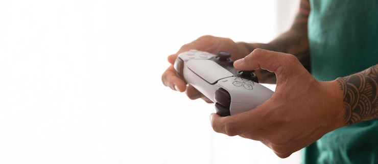 Foto gratuito persona jugando un videojuego con espacio de copia