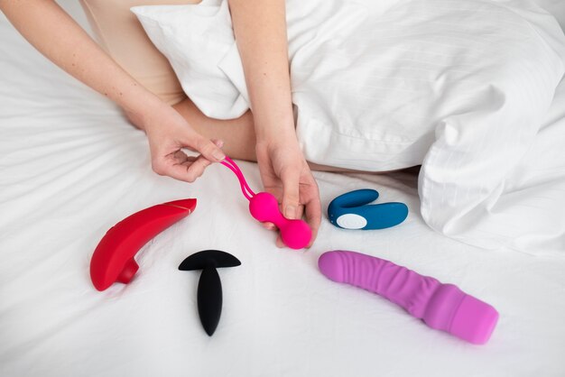 Persona con juguete sexual en la cama