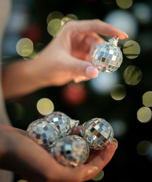 Foto gratuita persona con juguetes de navidad