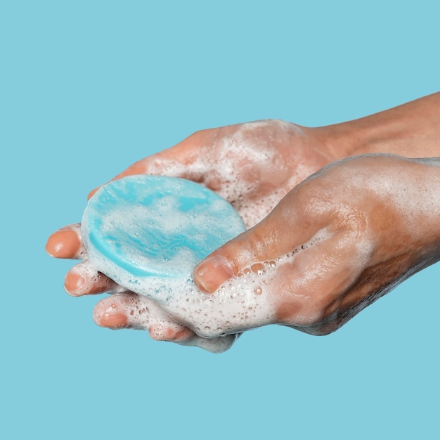 Persona de lado sosteniendo un primer plano de jabón azul