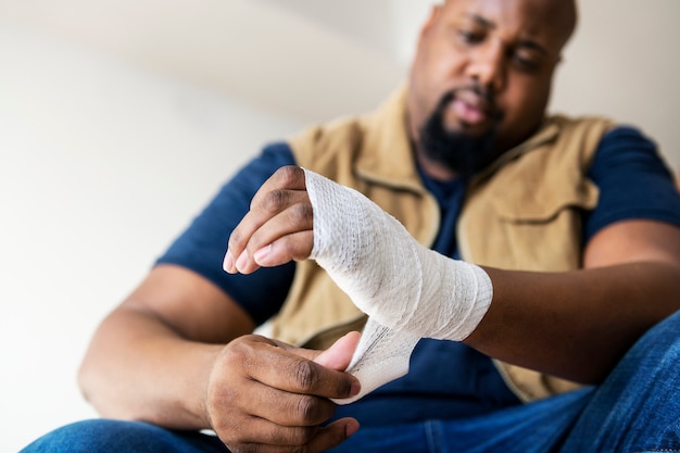 Foto gratuita una persona lesionada