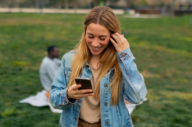 Foto gratuita persona leyendo mensajes de celular