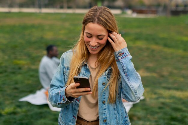 Persona leyendo mensajes de celular