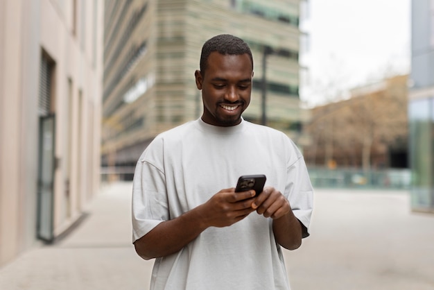 Foto gratuita persona leyendo mensajes de celular