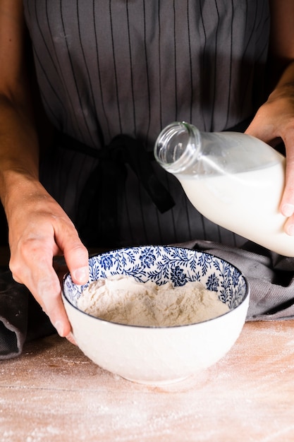 Foto gratuita persona lista para verter leche en un tazón