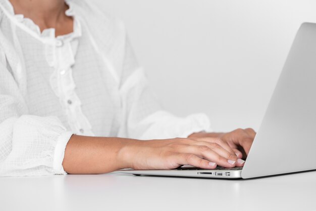 Persona con las manos en una computadora portátil inalámbrica