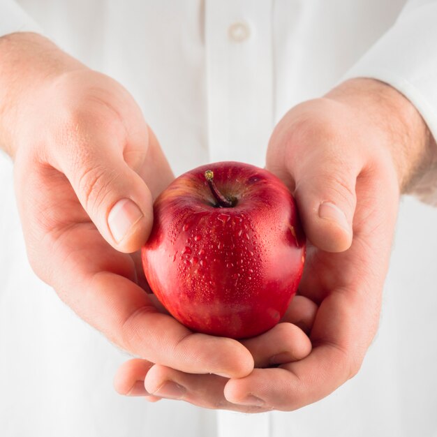 Persona con manzana roja en las manos