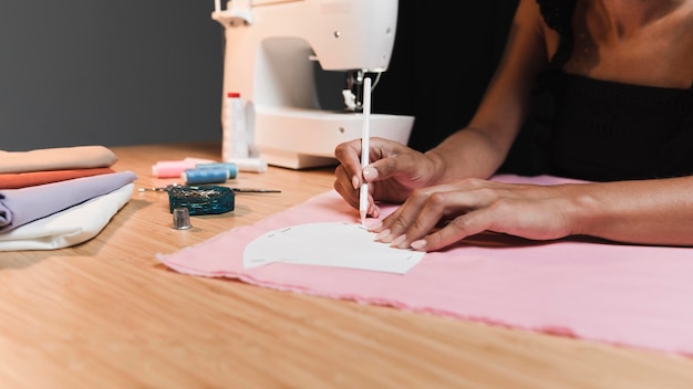 Persona y máquina de coser en un taller.