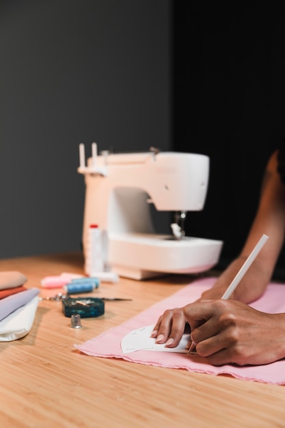 Foto gratuita persona y máquina de coser