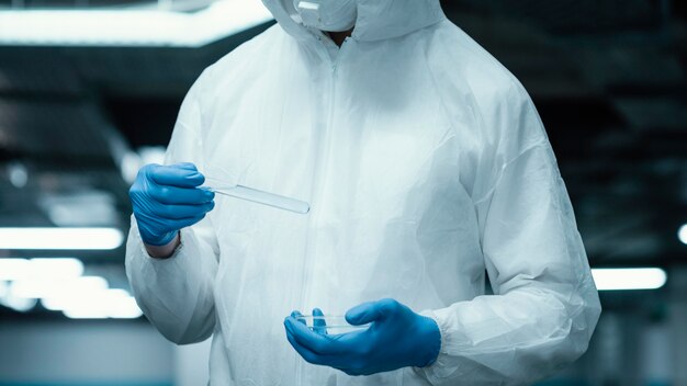 Persona con máscara médica máscara que lleva un equipo de protección contra un riesgo biológico