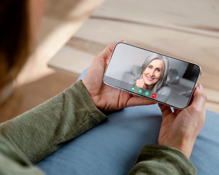 Foto gratuito persona mayor que usa la función de videollamada en su dispositivo