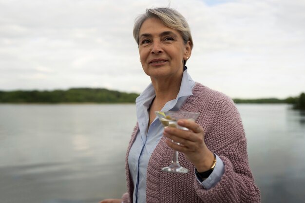 Persona de mediana edad divirtiéndose en el festival de comida.