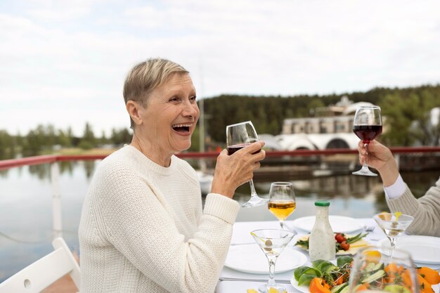 Persona de mediana edad divirtiéndose en el festival de comida.