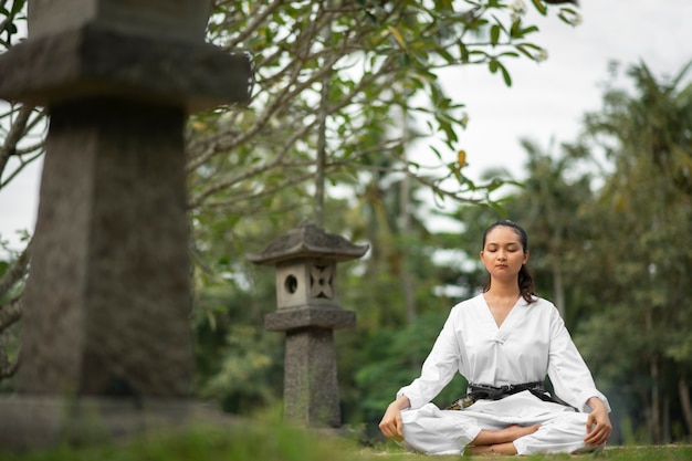 Persona meditando antes del entrenamiento de taekwondo