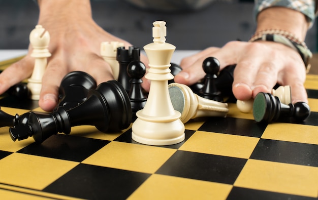 Una persona mezclando figuras de ajedrez