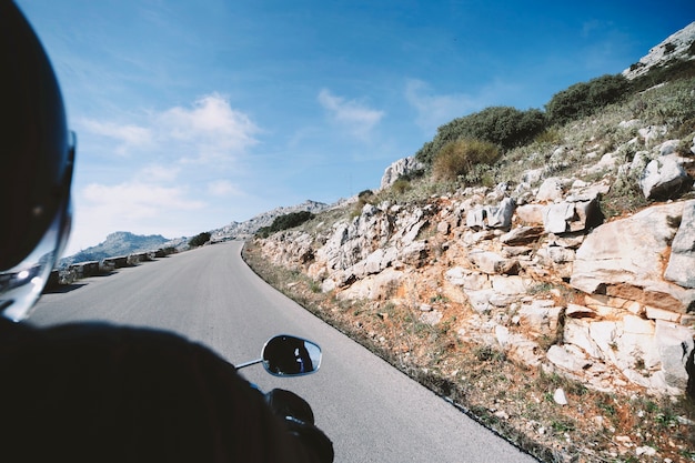 Persona en moto cerca de la colina