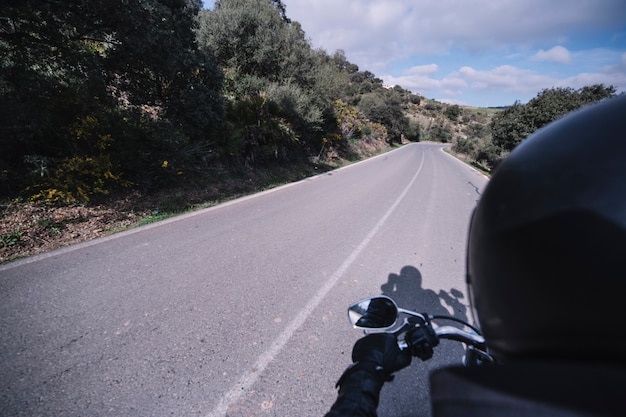 Persona en motocicleta en el campo