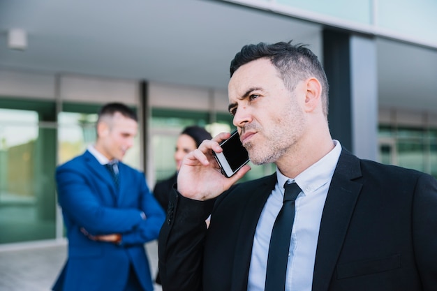 Persona de negocios escuchando teléfono