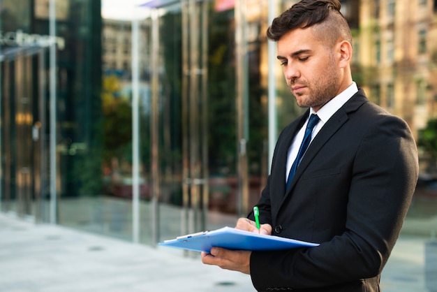 Foto gratuita persona de negocios exitosa trabajando desde el exterior