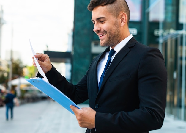 Foto gratuita persona de negocios exitosa trabajando desde el exterior