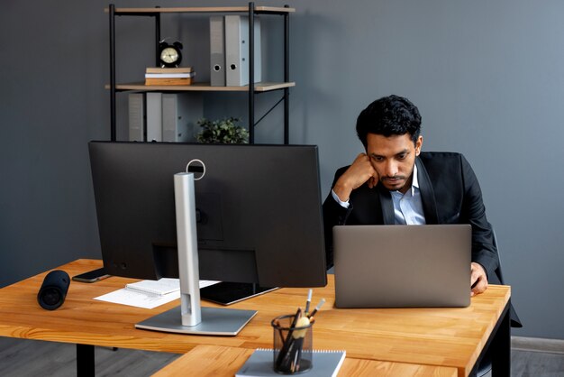 Persona de negocios mirando gráficos de finanzas