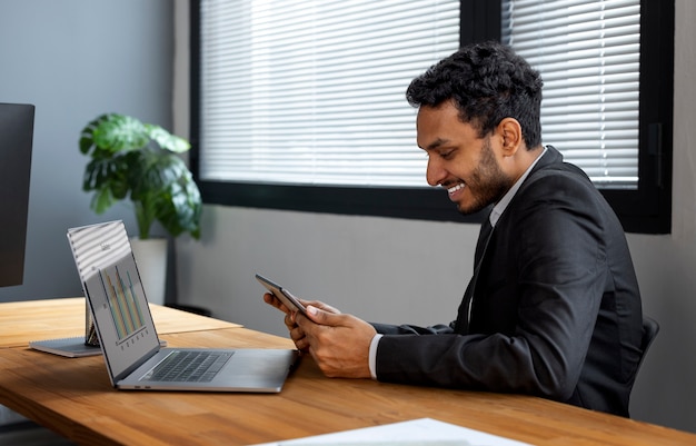 Persona de negocios mirando gráficos de finanzas