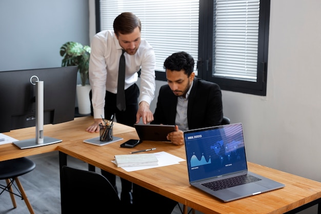 Foto gratuita persona de negocios mirando gráficos de finanzas