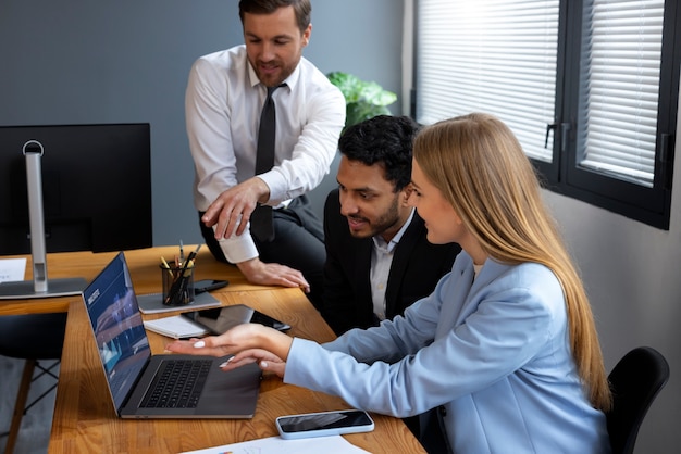 Persona de negocios mirando gráficos de finanzas