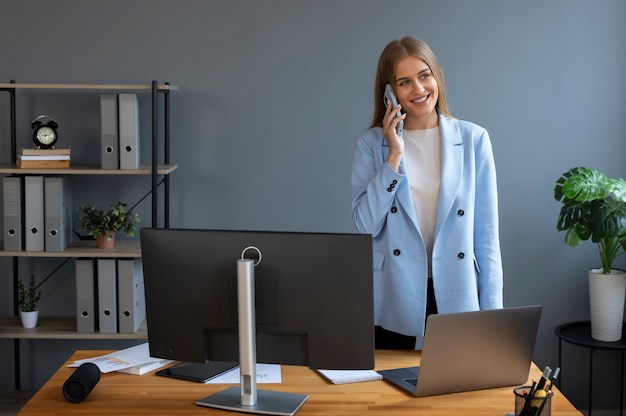 Persona de negocios mirando gráficos de finanzas