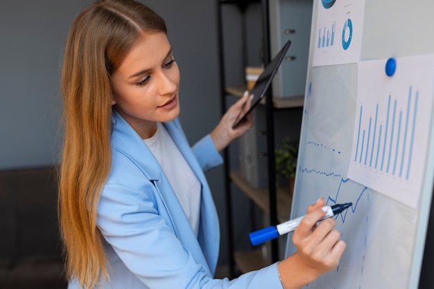 Persona de negocios mirando gráficos de finanzas