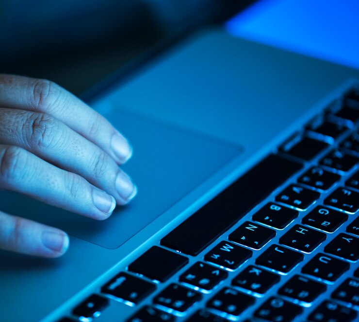 Foto gratuito persona de negocios usando una computadora portátil