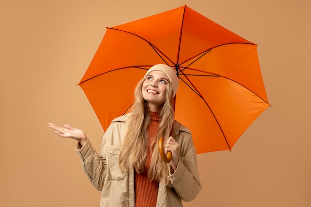 Persona otoño con paraguas